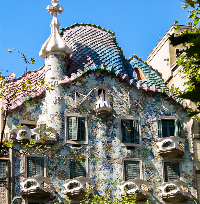 The colorful facade of the Batlló apartment building by Gaudi.