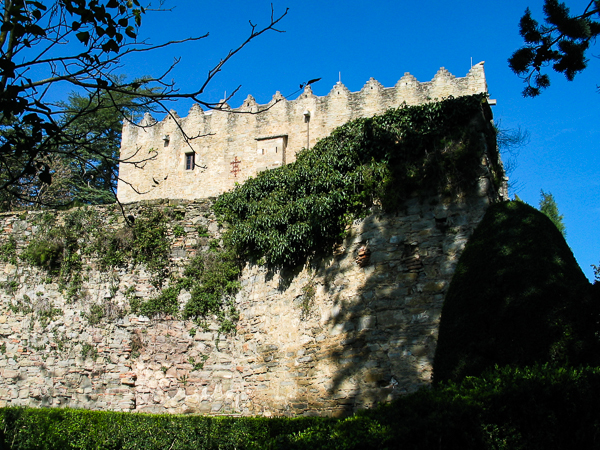 A view of the castle as your approach it for the first time. Note the wall.